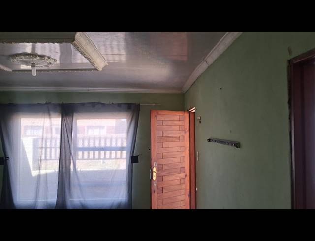 6 BEDROOM HOUSE FOR SALE IN TSAKANE EXT 12
